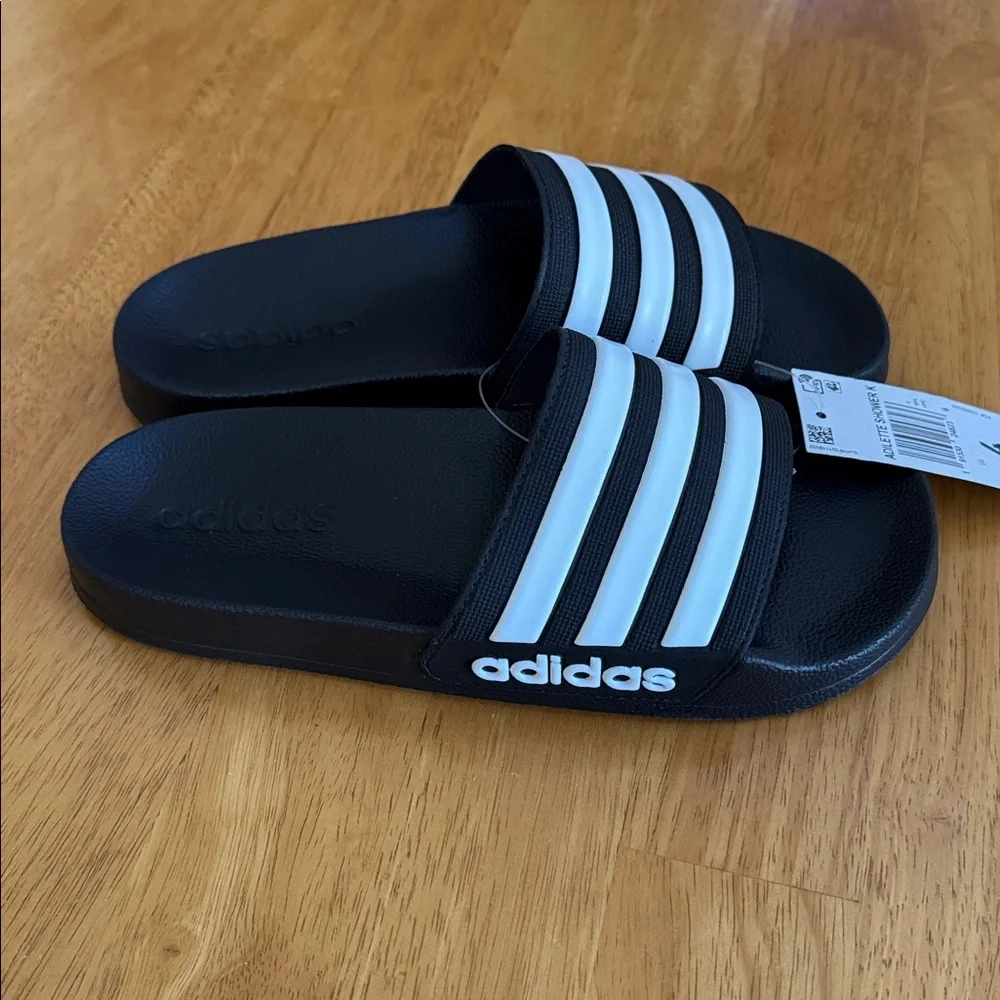 🎁 NWT Adidas Adillete Black and White Slides Sandals Shoes 4 Unisex Boy Girl